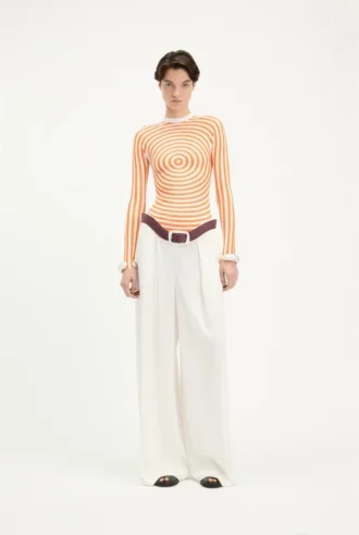 Le pantalon de costume blanc ajusté