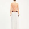 Le pantalon de costume blanc ajusté