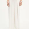 Le pantalon de costume blanc ajusté