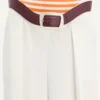 Le pantalon de costume blanc ajusté