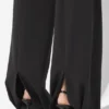 Le pantalon noir à étriers