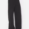Le pantalon noir à étriers
