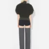 Le pull sans manches à mailles bouclées