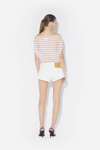 Le short en denim blanc boutonné