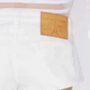 Le short en denim blanc boutonné