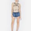 Le short en denim bleu boutonné