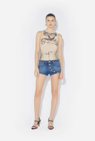Le short en denim bleu boutonné