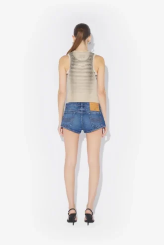 Le short en denim bleu boutonné