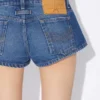 Le short en denim bleu boutonné