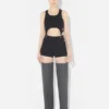 Le mini-short noir à jarretelles