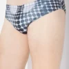 Réédition – Le slip de bain à pois noirs et blancs